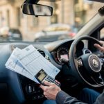 Conducteur calculant le coût de son assurance auto avec malus