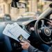 Conducteur calculant le coût de son assurance auto avec malus