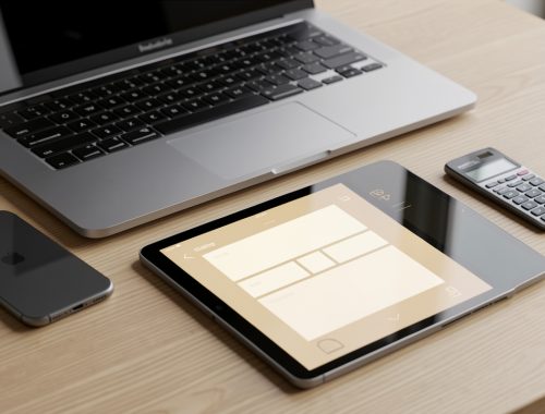 Un iPhone, un ordinateur portable, une tablette et un calculateur financier avec un affichage abstrait sont disposés sur une table en bois, dans une ambiance éditoriale sobre.